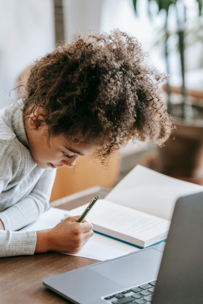 babischool leerling doet huiswerk digitale geletterdheid