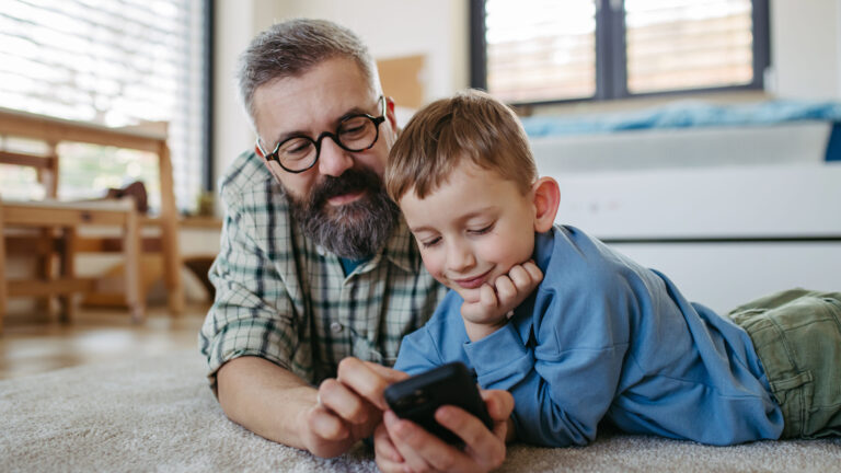 ouder kind ouderbetrokkenheid digitale geletterdheid_806717141