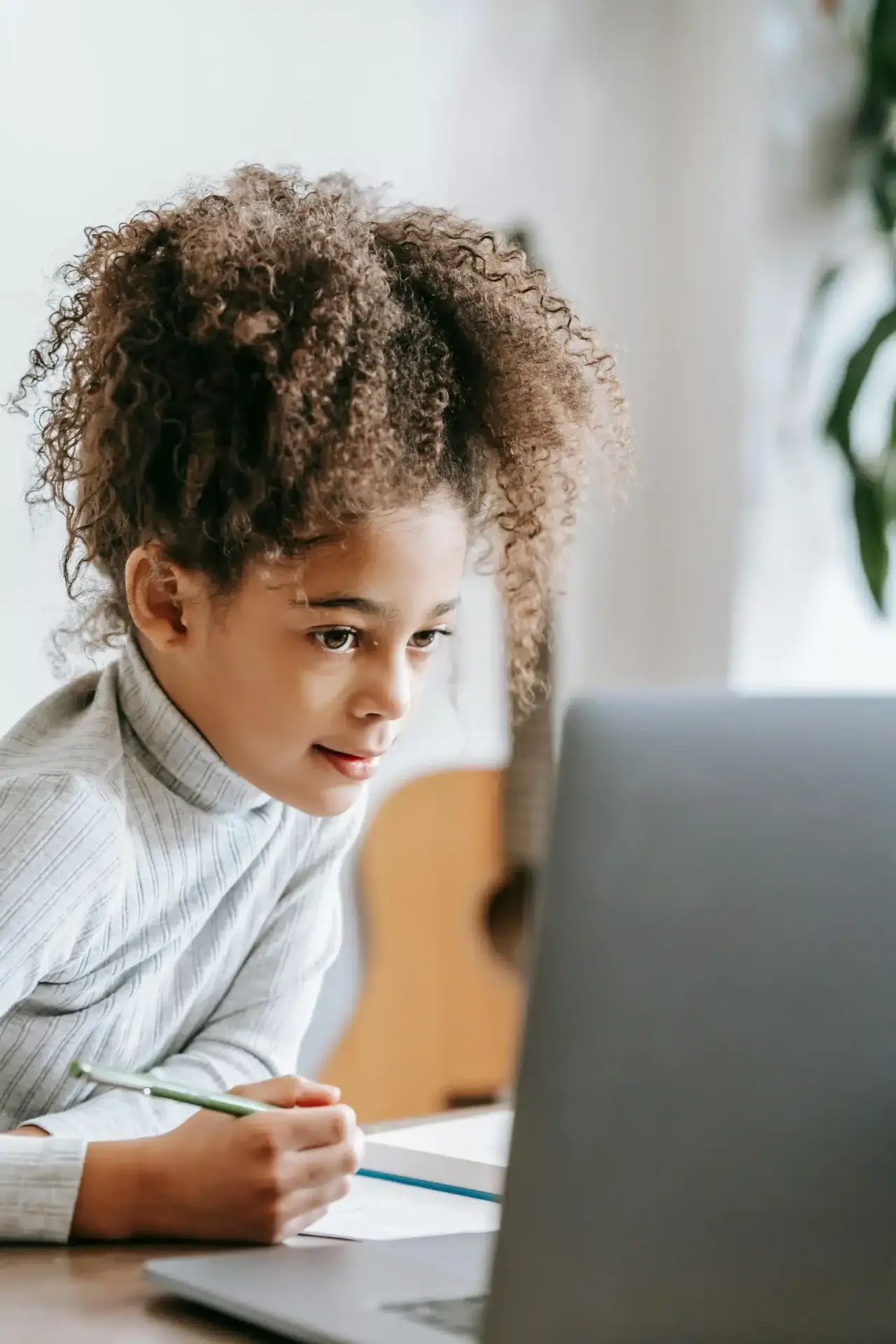 Leerling aan het werk achter de laptop