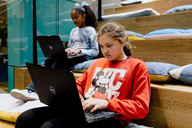 Leerling achter laptop